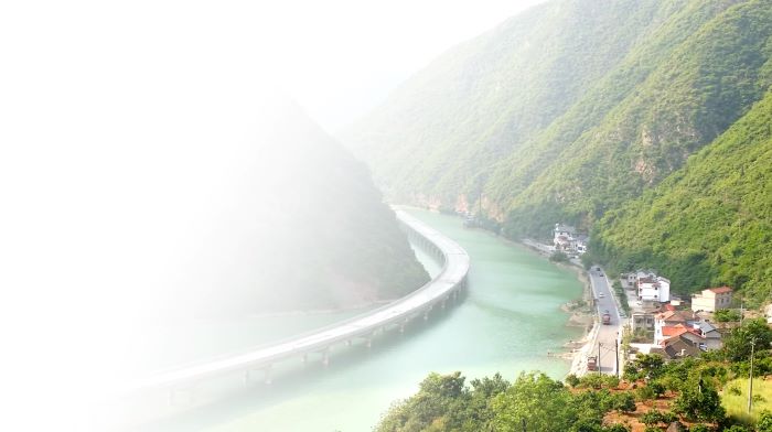 用 “三峡” 牌水泥修建的中国首条水上生态环保公路， 被誉最美水上公路——湖北省兴山县古夫至昭君大桥公路.jpg